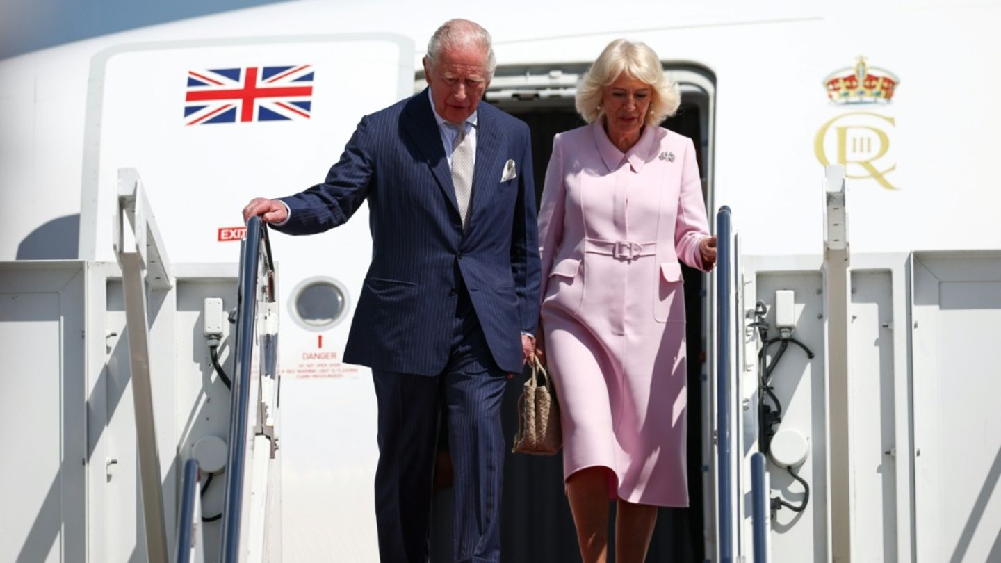 Charles III. und Camilla bei der Landung
