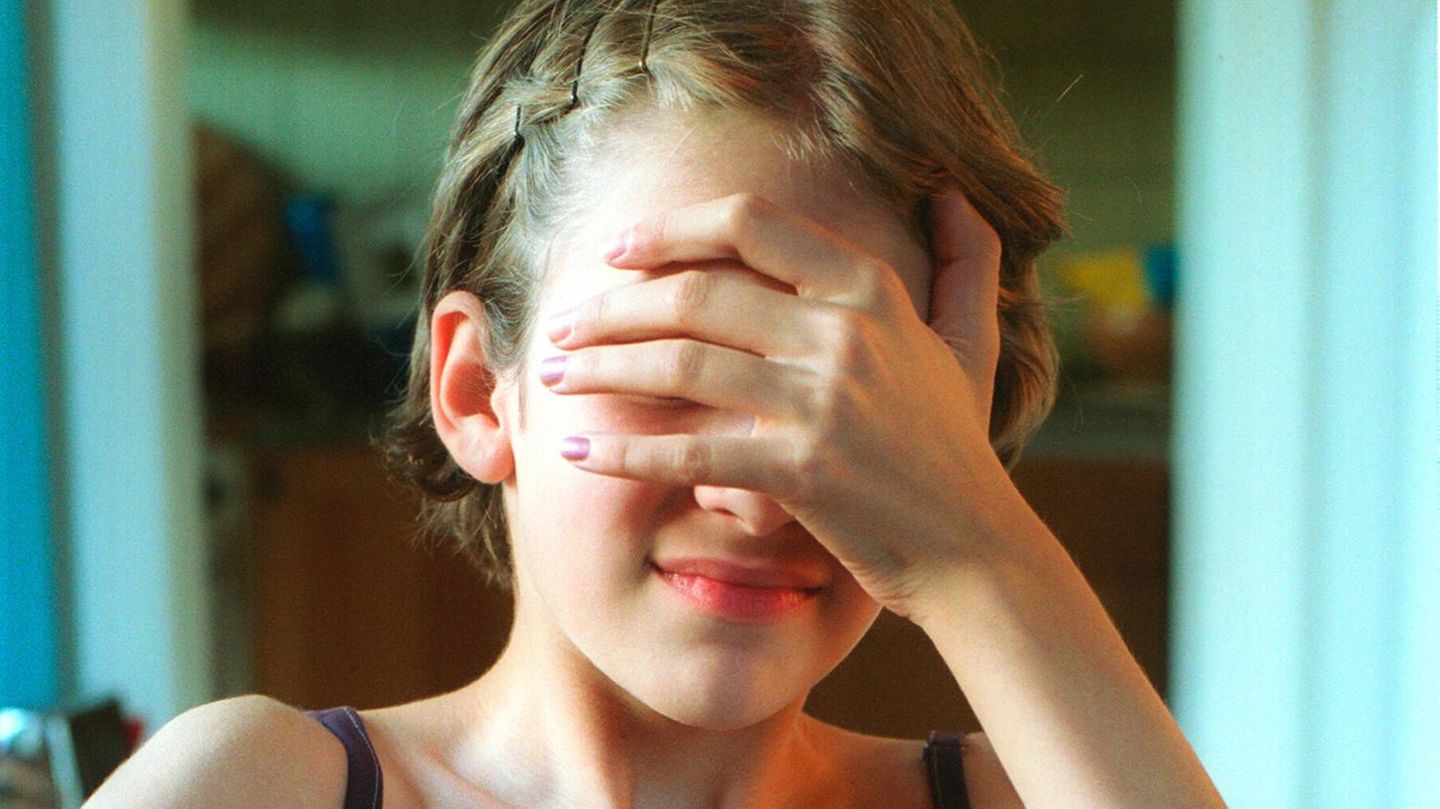 Essstörung: Teenager-Mädchen hält sich die Hand vor die Augen