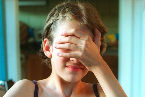 Essstörung: Teenager-Mädchen hält sich die Hand vor die Augen