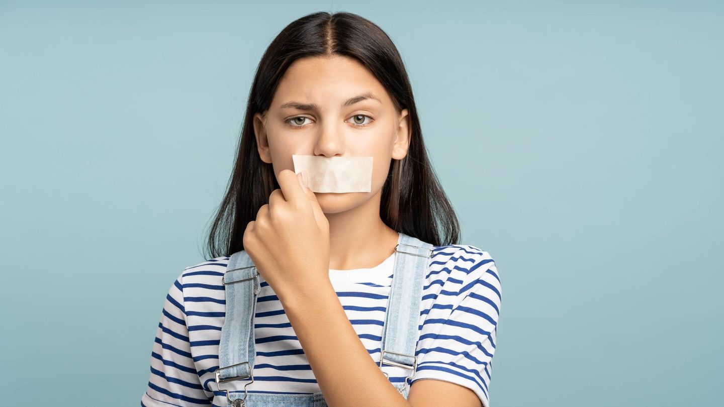 SkinnyTok: Ein Mädchen reißt sich Klebeband vom Mund