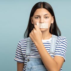 SkinnyTok: Ein Mädchen reißt sich Klebeband vom Mund