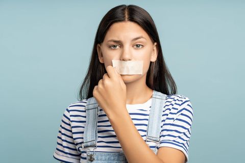 SkinnyTok: Ein Mädchen reißt sich Klebeband vom Mund