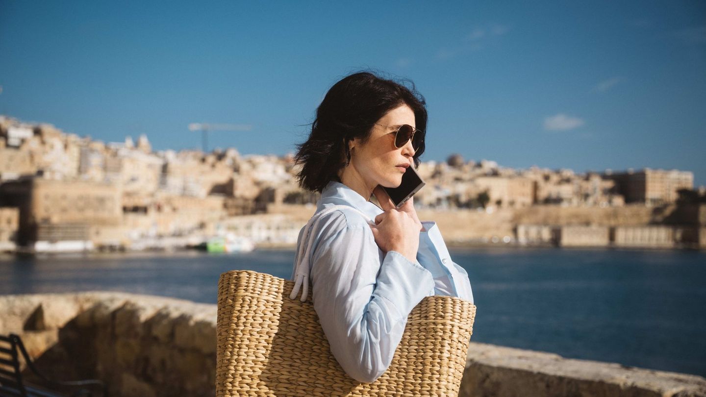 MI6-Agentin Kate Henderson (Gemma Arterton) leitet in der Serie "Secret Service" ein Team, das den Chef des russischen Geheimdienstes im Urlaub auf Malta überwacht. Dabei treten verstörende Hinweise auf einen Maulwurf in höchsten britischen Regierungskreisen auf.