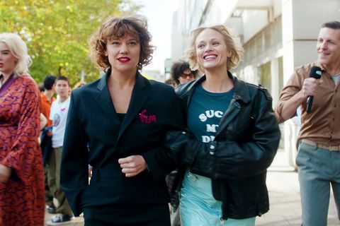 Anfangs sind Anita Martinelli (Britta Hammelstein, links vorne) und Sarah Bedford (Mavie Hörbiger, rechts) noch feministische Freundinnen mit denselben Zielen. Doch kaum an der Macht, entwickelt sich Sarah zunehmend zur Despotin, während Anita an einen echten Wandel glaubt.