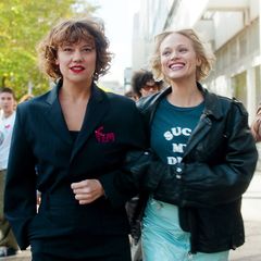 Anfangs sind Anita Martinelli (Britta Hammelstein, links vorne) und Sarah Bedford (Mavie Hörbiger, rechts) noch feministische Freundinnen mit denselben Zielen. Doch kaum an der Macht, entwickelt sich Sarah zunehmend zur Despotin, während Anita an einen echten Wandel glaubt.