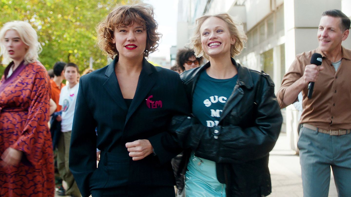 Anfangs sind Anita Martinelli (Britta Hammelstein, links vorne) und Sarah Bedford (Mavie Hörbiger, rechts) noch feministische Freundinnen mit denselben Zielen. Doch kaum an der Macht, entwickelt sich Sarah zunehmend zur Despotin, während Anita an einen echten Wandel glaubt.