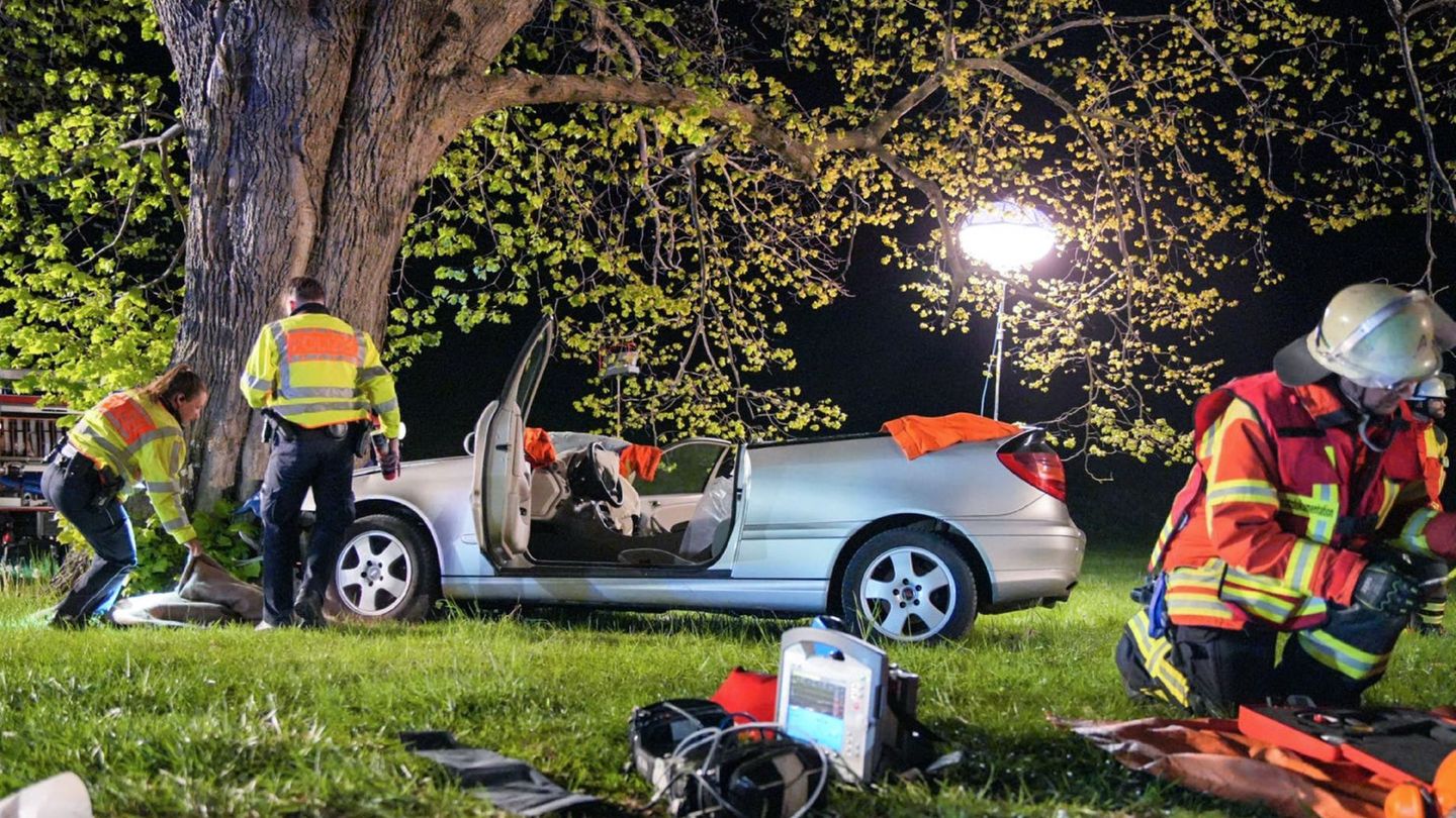 Feuerwehrleute haben das Dach des Unfallautos abgetrennt. Foto: Sdmg/Kaczor/SDMG/dpa