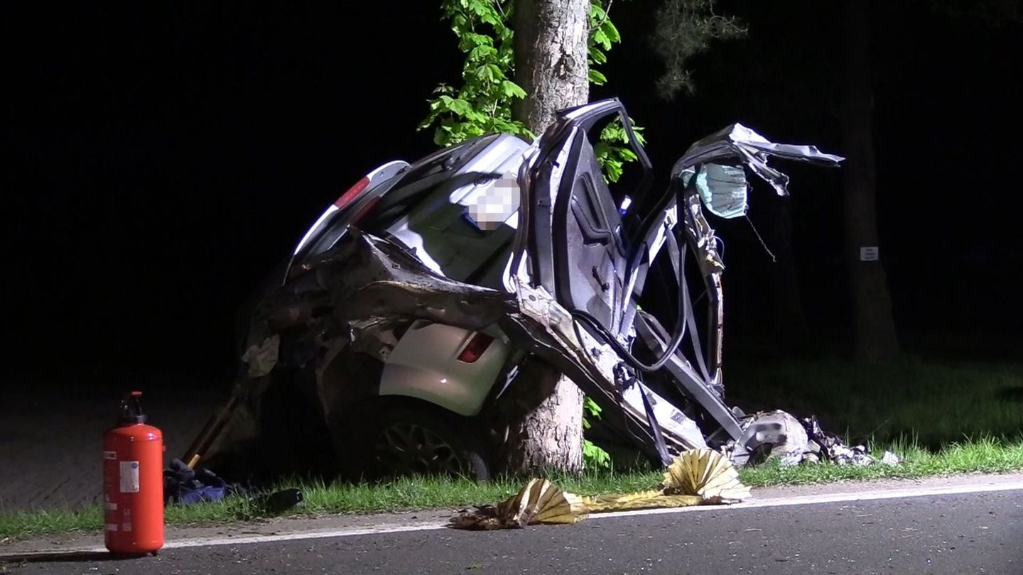Durch einen Unfall hat sich das Auto mit einem Baum verkeilt. Foto: David Poggemann/Nord-West-Media TV/dpa