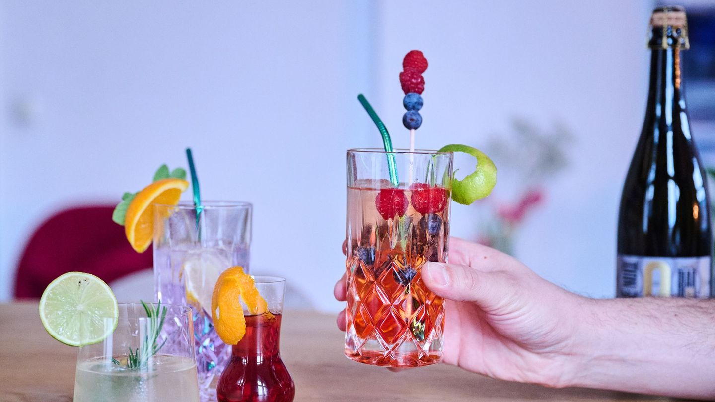 Weinhaltige Mixgetränke und alkoholfreie Weine sind bei vielen jungen Menschen beliebt. (Symbolbild) Foto: Annette Riedl/dpa