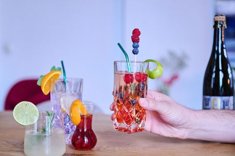 Weinhaltige Mixgetränke und alkoholfreie Weine sind bei vielen jungen Menschen beliebt. (Symbolbild) Foto: Annette Riedl/dpa