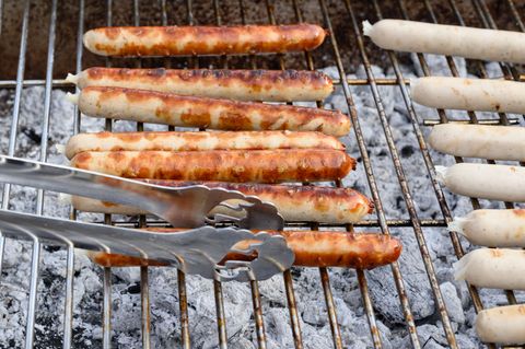 Würstchen gehören zu den Klassikern unter dem Grillgut. (Archivbild) Foto: Patrick Pleul/dpa