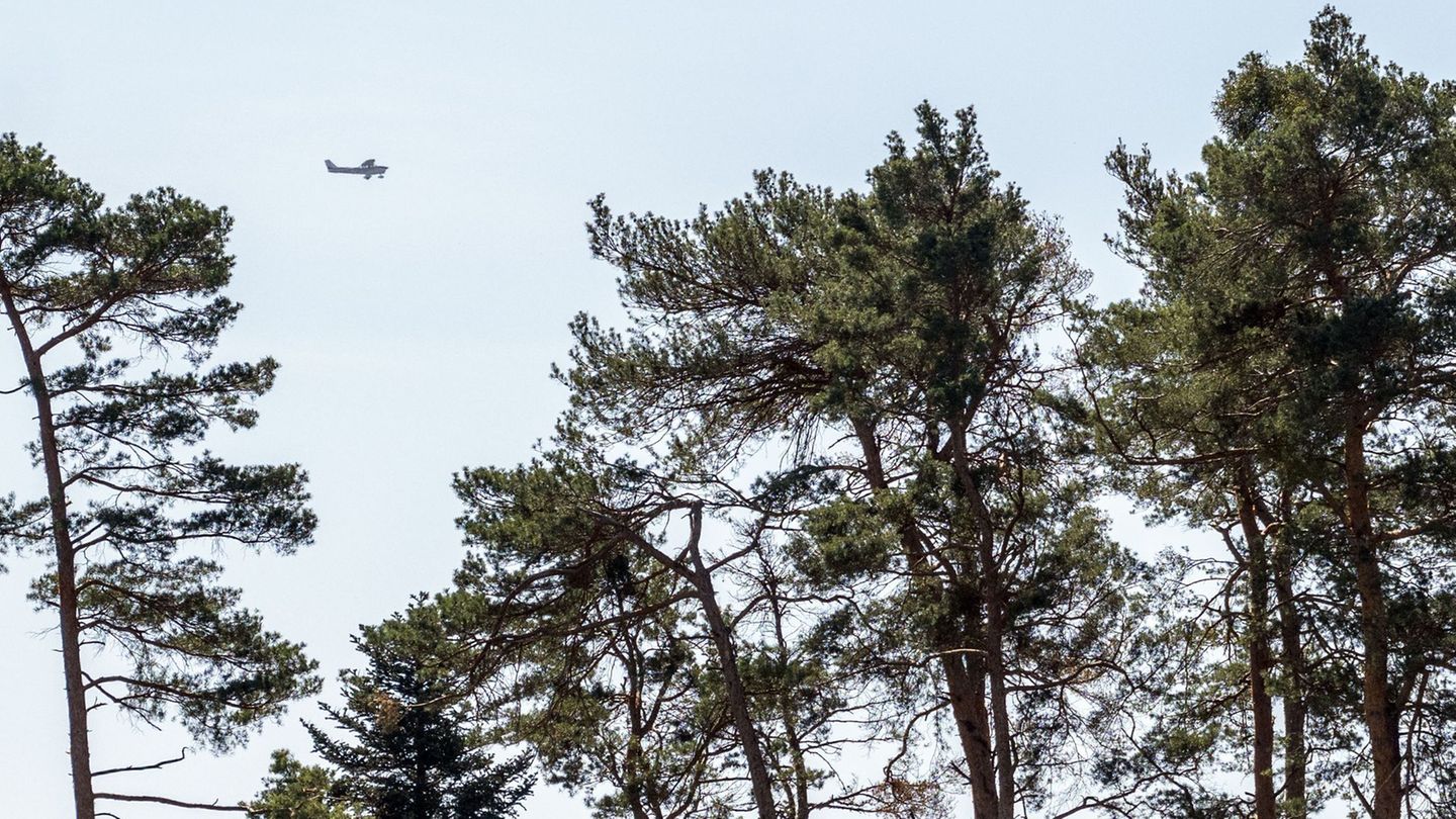 Aufgrund erhöhter Waldbrandgefahr plant die Niederbayerische Regierung in dieser Woche sechs Flüge zur Luftbeobachtung. (Symbolb