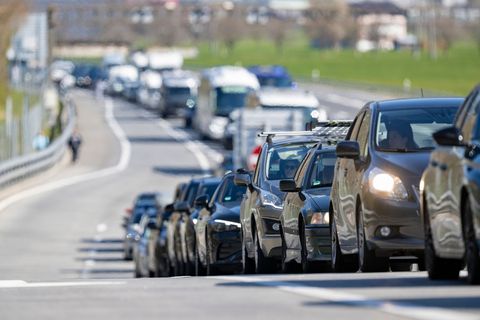 Der ADAC warnt für den Donnerstag vor dem 1. Mai vor langen Staus. (Symbolbild) Foto: Urs Flueeler/KEYSTONE/dpa