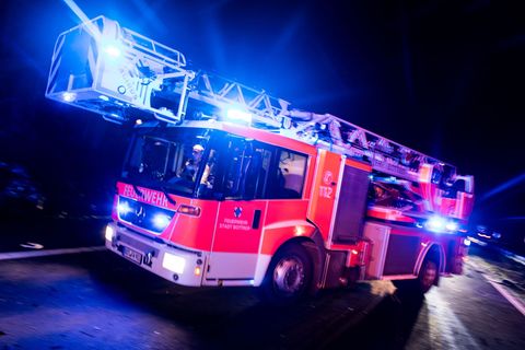 Die Feuerwehr rettet einen Bewohner mit einer Drehleiter. (Symbolbild) Foto: Marcel Kusch/dpa