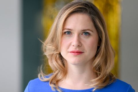 Die Schauspielerin Laura Lippmann spielt die titelgebende Rolle in der neuen Sat.1-Vorabendserie "Frieda - Mit Feuer und Flamme"