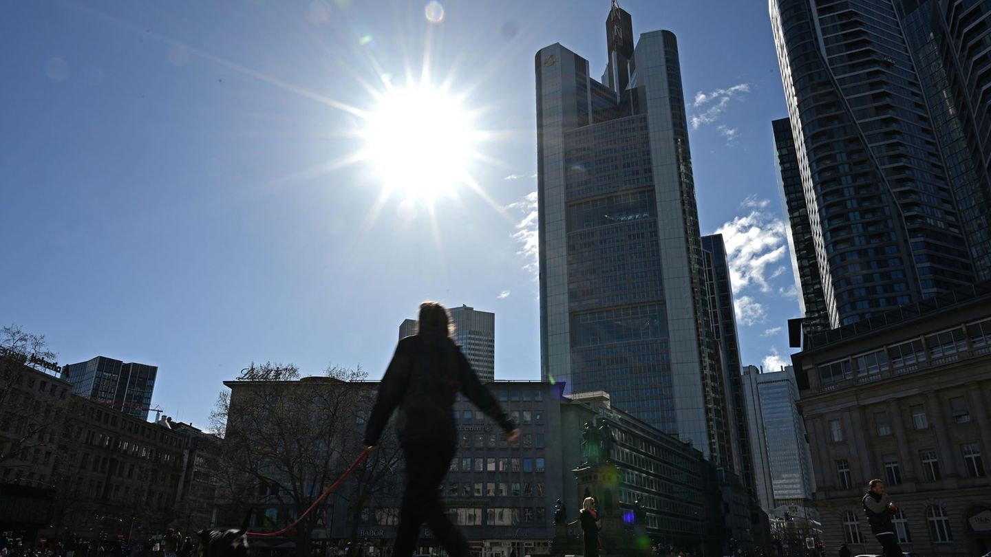 Die Temperaturen steigen auf milde 17 bis 23 Grad. (Archivbild) Foto: Michael Brandt/dpa