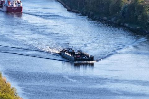 Der Lastkahn für den Wal auf dem Weg nach Wismar