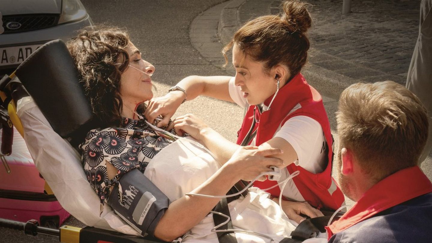 "Die Notärztin: Dramama": Notärztin Dr. Nina Haddad (Sabrina Amali, M.) muss ihre Mutter (Ilknur Boyraz, l.) behandeln.