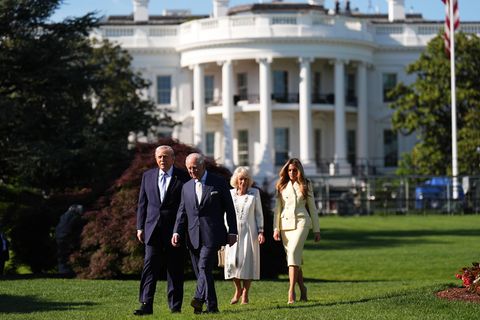 König Charles III., seine Frau Camilla, Donald Trump und Melania Trump spazieren vor dem Weißen Haus