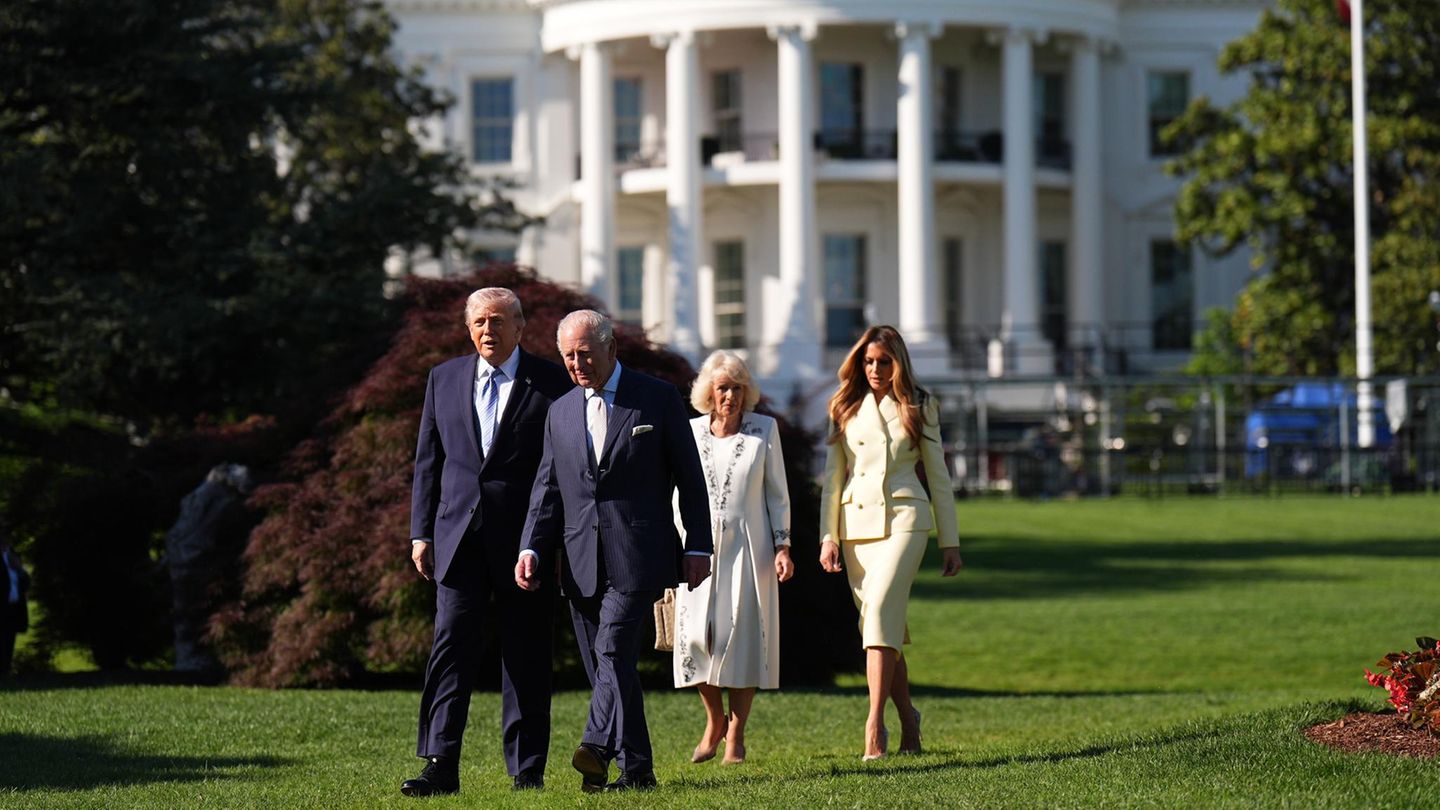König Charles III., seine Frau Camilla, Donald Trump und Melania Trump spazieren vor dem Weißen Haus