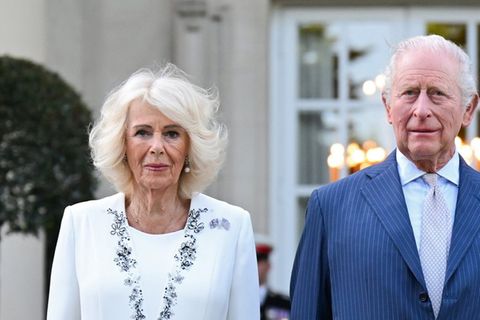 Königin Camilla trug zur Gartenparty ein weißes Ensemble, König Charles erschien im blauen Anzug.