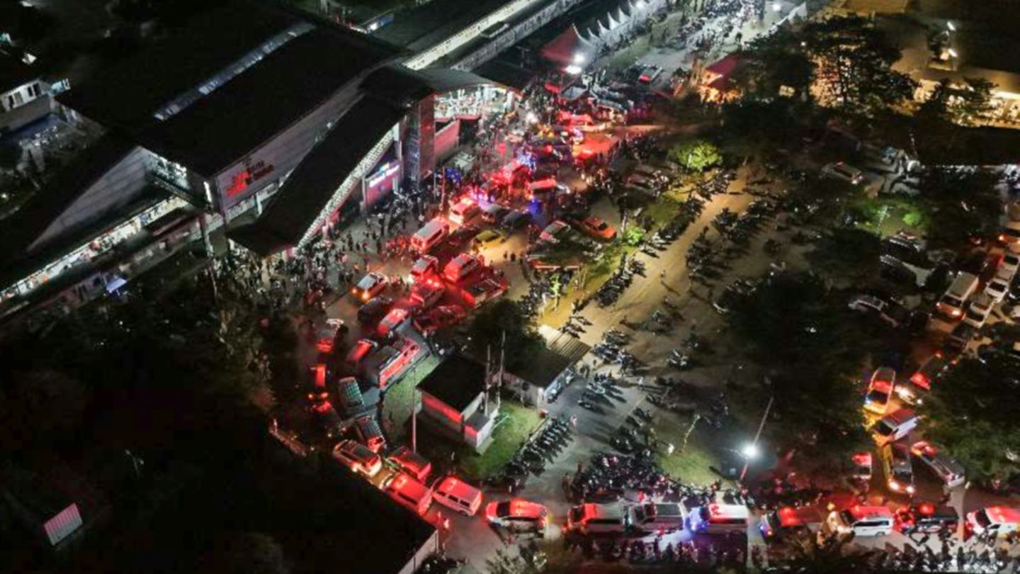 Behörden: 14 Tote bei Aufprall von Fernzug auf Pendlerzug in Indonesien