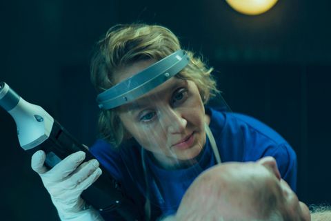 Die Bestatterin Blum (Anna Maria Mühe) trauert um ihren Ehemann.