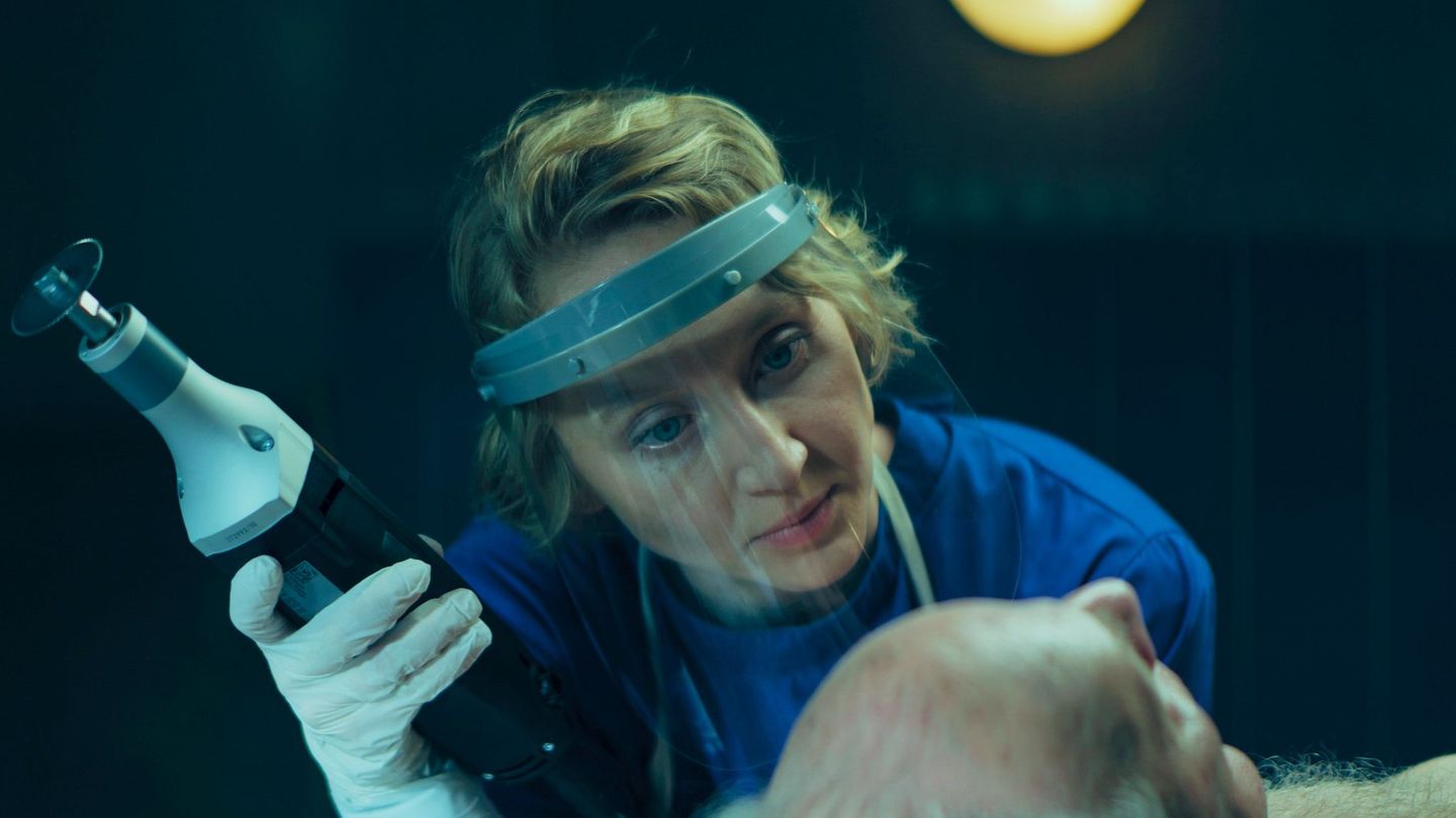 Die Bestatterin Blum (Anna Maria Mühe) trauert um ihren Ehemann.