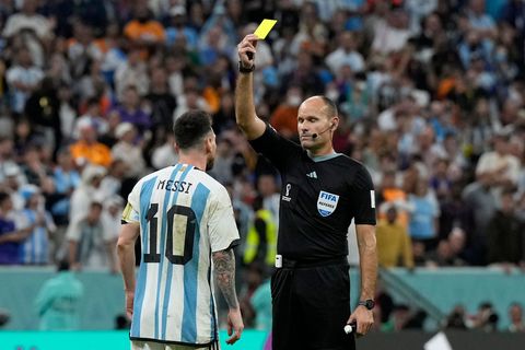 Weniger Gefahr für eine Gelbsperre: Hier wird Argentiniens Lionel Messi (l) bei der WM 2022 von Schiedsrichter Antonio Mateu Lah