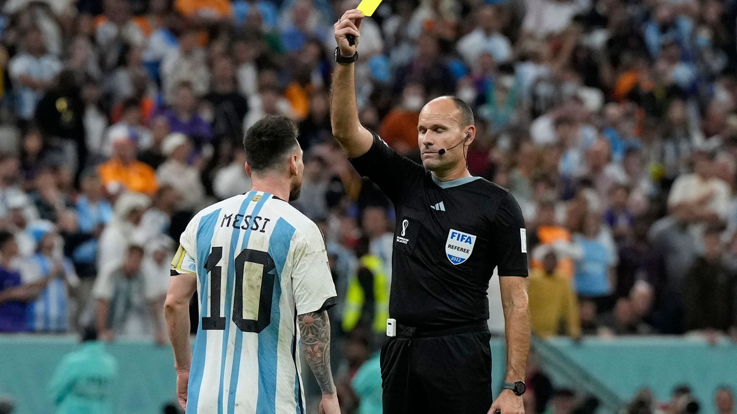 Weniger Gefahr für eine Gelbsperre: Hier wird Argentiniens Lionel Messi (l) bei der WM 2022 von Schiedsrichter Antonio Mateu Lah