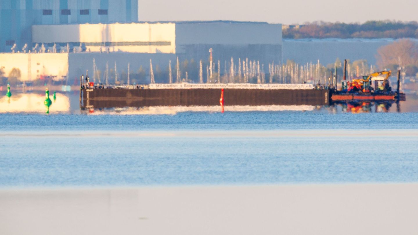 Am Morgen sind erste Menschen im Wasser am Wal aktiv geworden. Foto: Jens Büttner/dpa