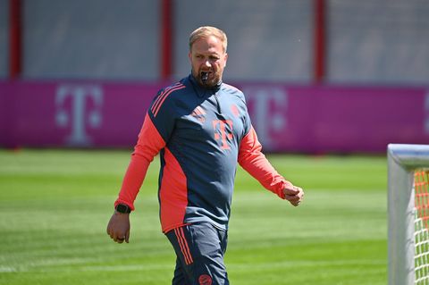 Aaron Danks bläst beim Training des FC Bayern in die Pfeife