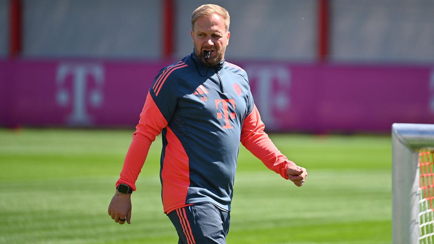 Aaron Danks bläst beim Training des FC Bayern in die Pfeife