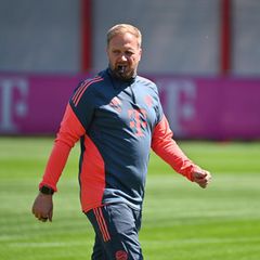 Aaron Danks bläst beim Training des FC Bayern in die Pfeife