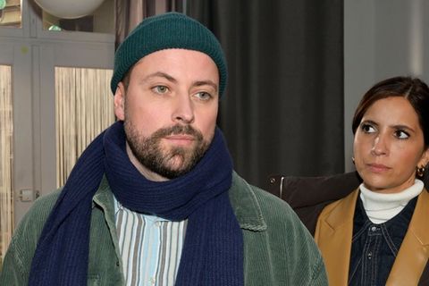 "GZSZ": John (l.) kommen plötzlich Zweifel an Lauras (r.) Aufrichtigkeit.