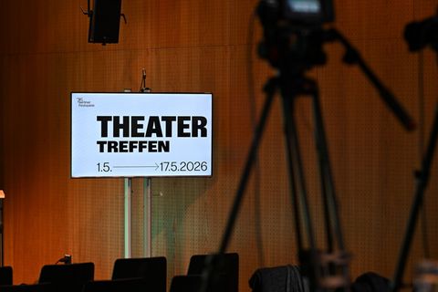 Das Theatertreffen beginnt am Freitag. (Archivbild) Foto: Jens Kalaene/dpa