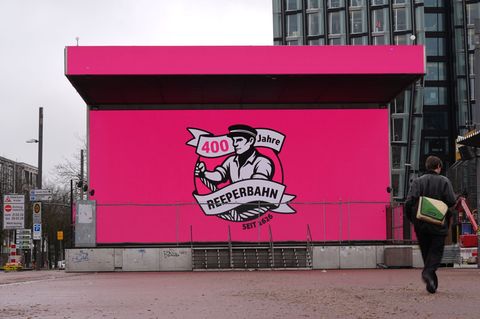 Vor der Bühne auf dem Spielbudenplatz steigt die Auftaktparty zu 400 Jahren Reeperbahn. (Archivbild) Foto: Marcus Brandt/dpa