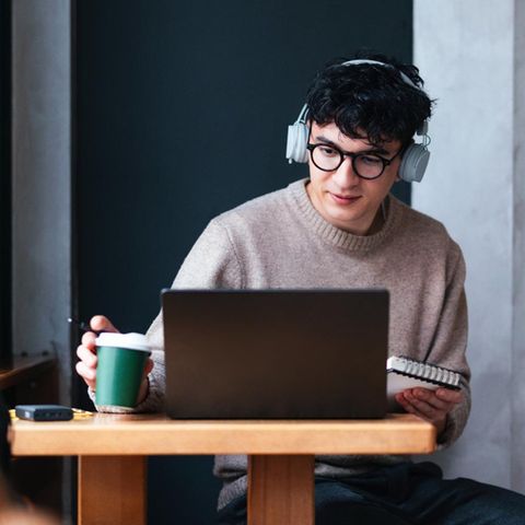Hochschule: Ein Student sitzt an seinem Laptop