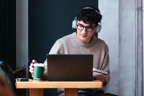 Hochschule: Ein Student sitzt an seinem Laptop