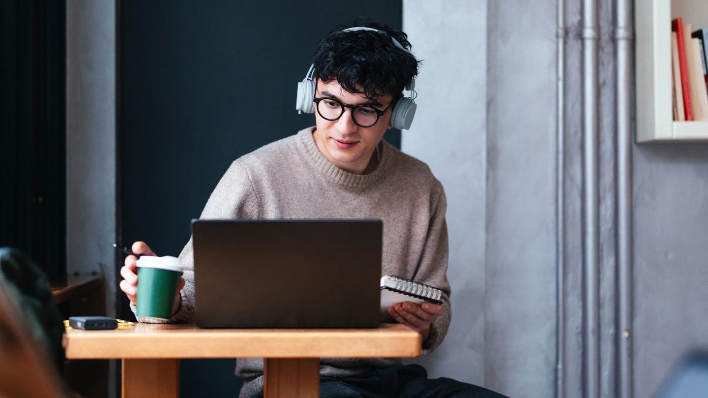 Hochschule: Ein Student sitzt an seinem Laptop