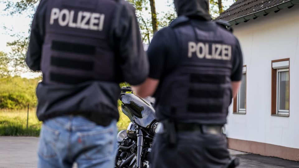 Polizisten bei einer Razzia gegen die Hells Angels.