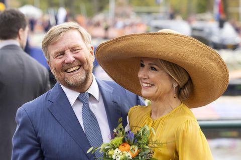 Da strahlen die niederländischen Royals: König Willem-Alexander und Königin Máxima feiern den Königstag in Dokkum