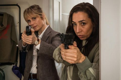 Kommissarin Tessa Ott (Carol Schuler, r.) und ihre Kollegin Kommissarin Isabelle Grandjean (Anna Pieri Zuercher, li.) ermitteln im „Tatort“ aus Zürich.