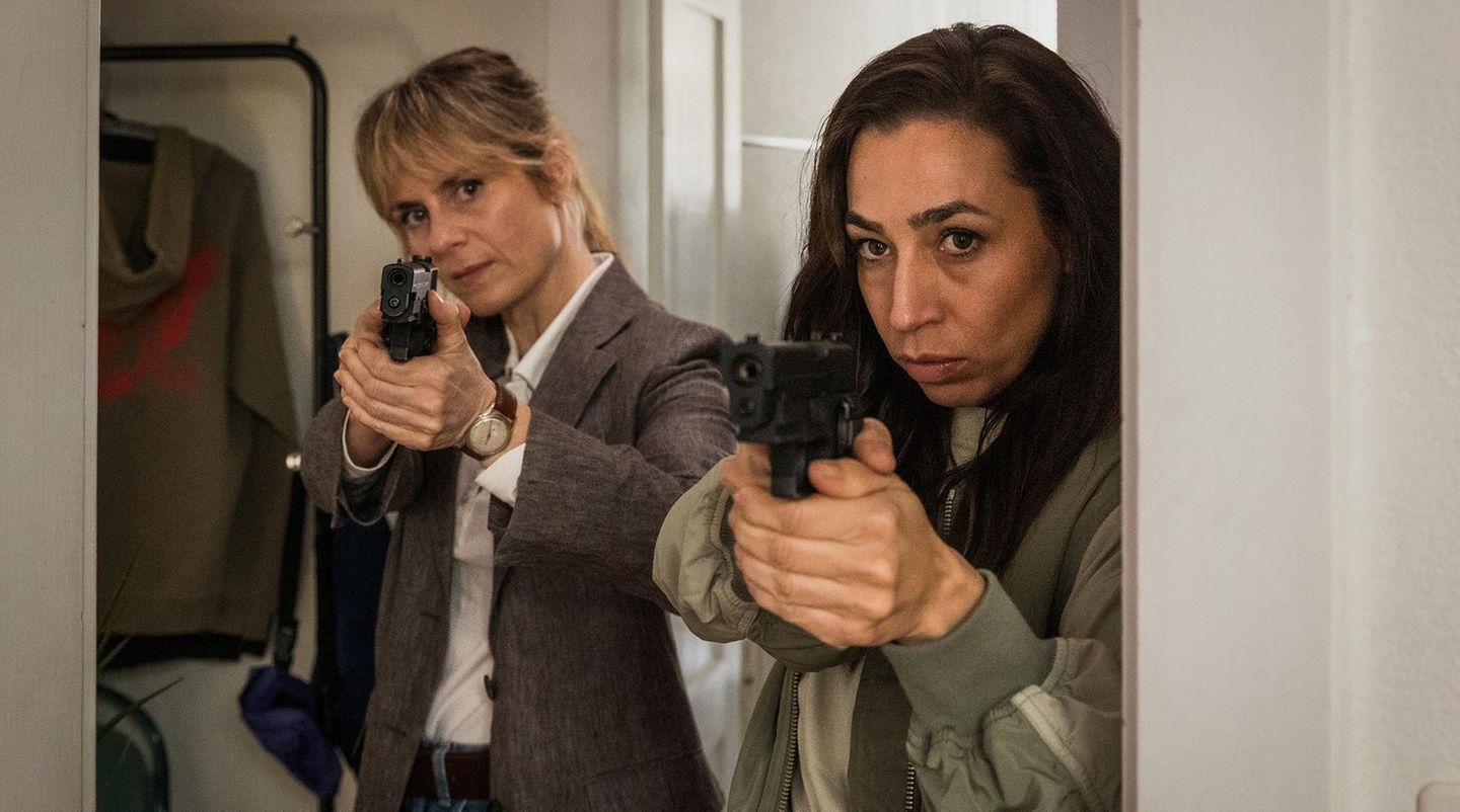 Kommissarin Tessa Ott (Carol Schuler, r.) und ihre Kollegin Kommissarin Isabelle Grandjean (Anna Pieri Zuercher, li.) ermitteln im „Tatort“ aus Zürich.