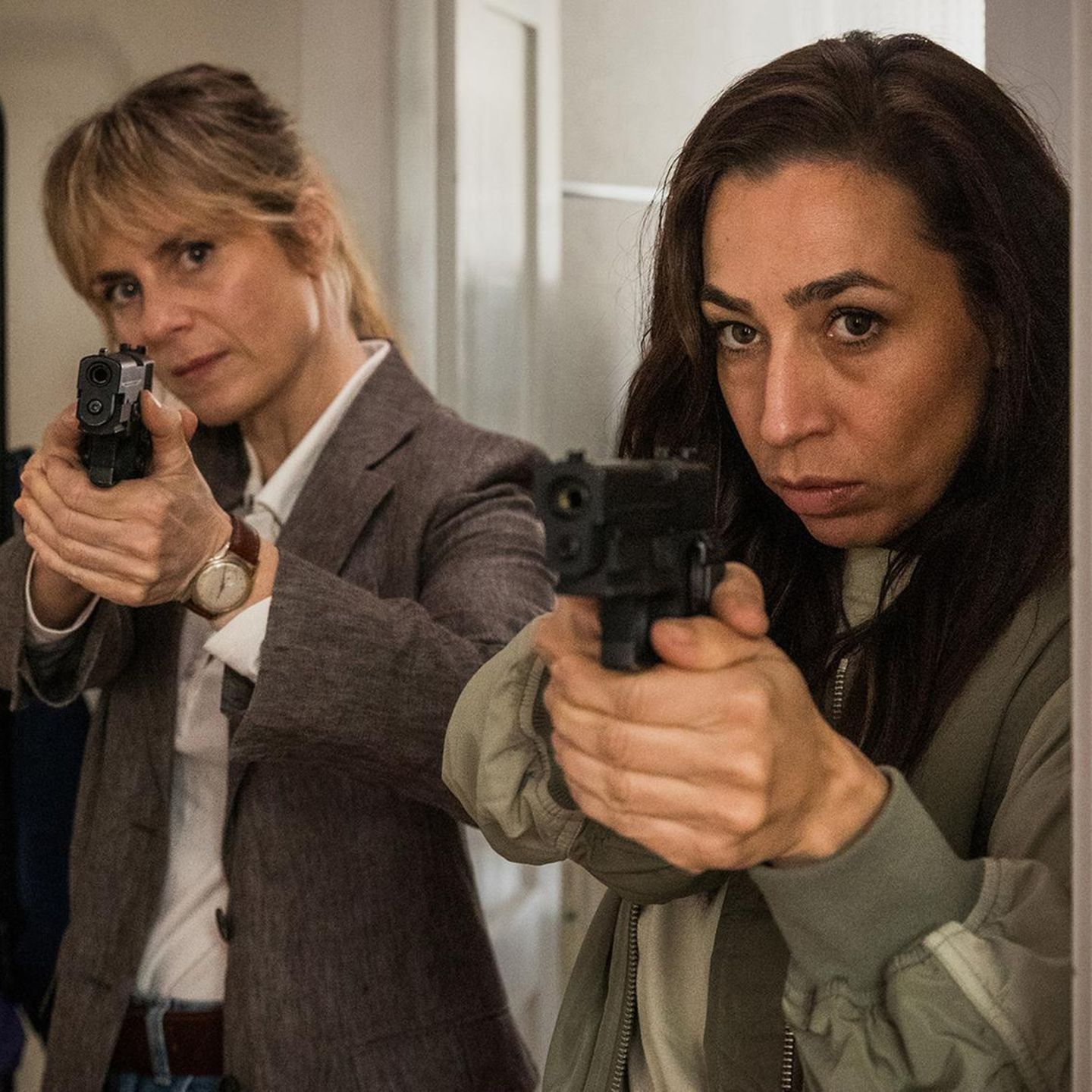 Kommissarin Tessa Ott (Carol Schuler, r.) und ihre Kollegin Kommissarin Isabelle Grandjean (Anna Pieri Zuercher, li.) ermitteln im „Tatort“ aus Zürich.