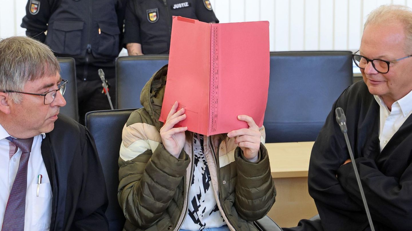 Angeklagt wegen Mordes an dem Jungen Fabian: Gina H. verdeckt im Landgericht Rostock ihr Gesicht mit einer Mappe