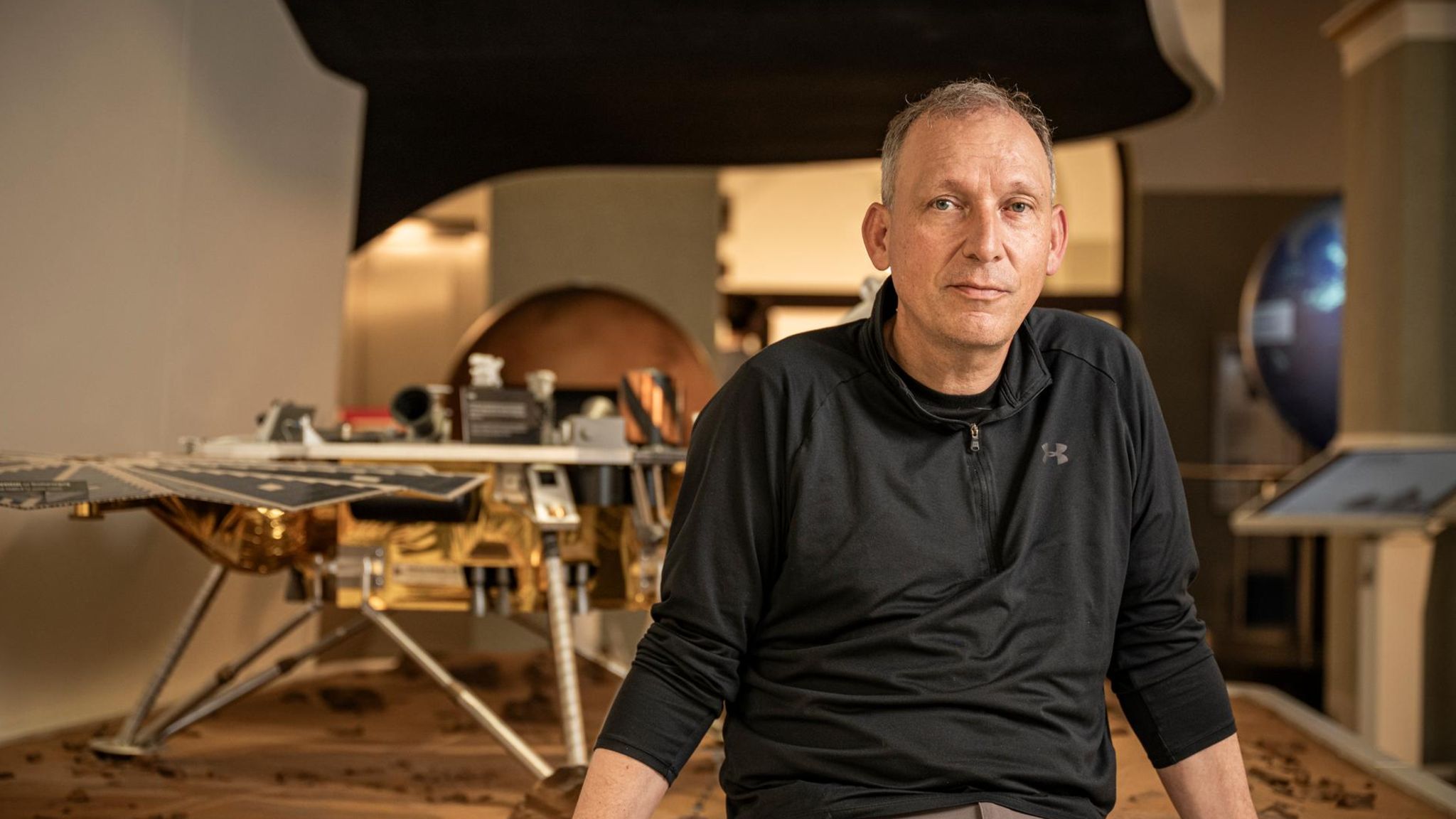 Ex-Nasa-Wissenschaftschef Thomas Zurbuchen lehnt sich an das Modell eines Marsrovers an der ETH Zürich