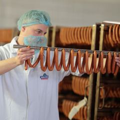 Ein Blick in die Produktionsbereiche der Halberstädter Würstchen- und Konserven GmbH. (Archivbild) Foto: Matthias Bein/dpa