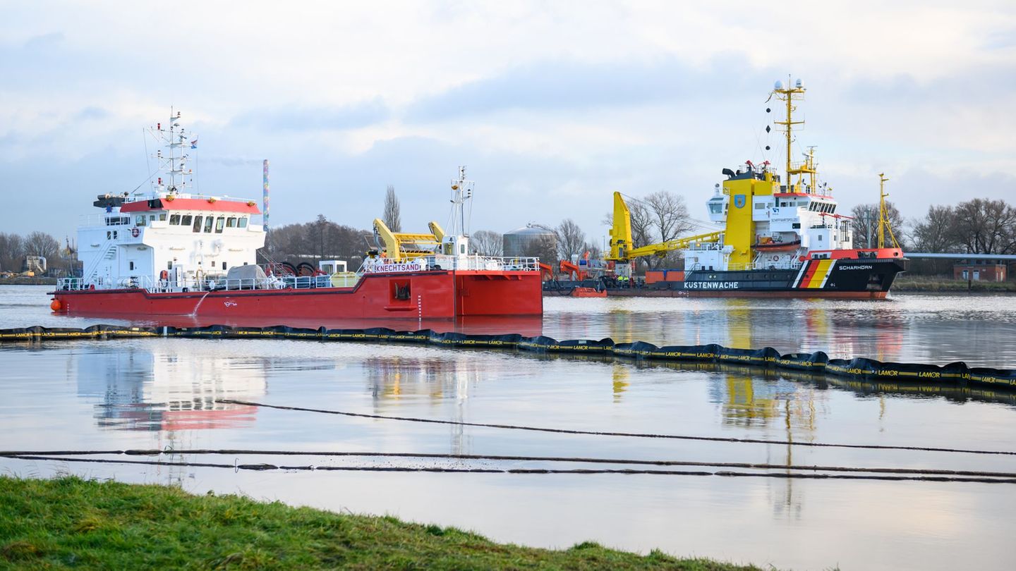 Nach einem Ölunfall im Hafen Brunsbüttel war damals das Havariekommando im Einsatz. (Archivbild) Foto: Jonas Walzberg/dpa