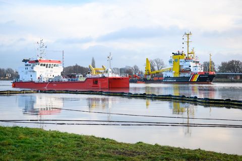 Nach einem Ölunfall im Hafen Brunsbüttel war damals das Havariekommando im Einsatz. (Archivbild) Foto: Jonas Walzberg/dpa